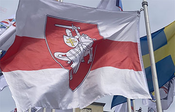 Riga Mayor Took off Lukashenka's Flag and Replaced It with White-Red-White